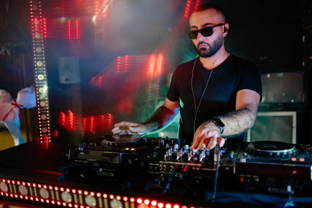 A DJ performing live at a high-energy club in Las Vegas — Las Vegas nightlife guide