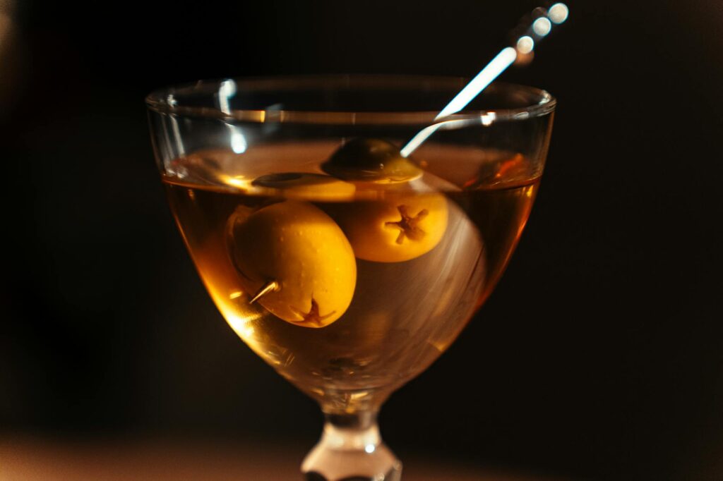 A close-up of a cocktail at an affordable bar, emphasizing drink specials. — Las Vegas nightlife budget tips
