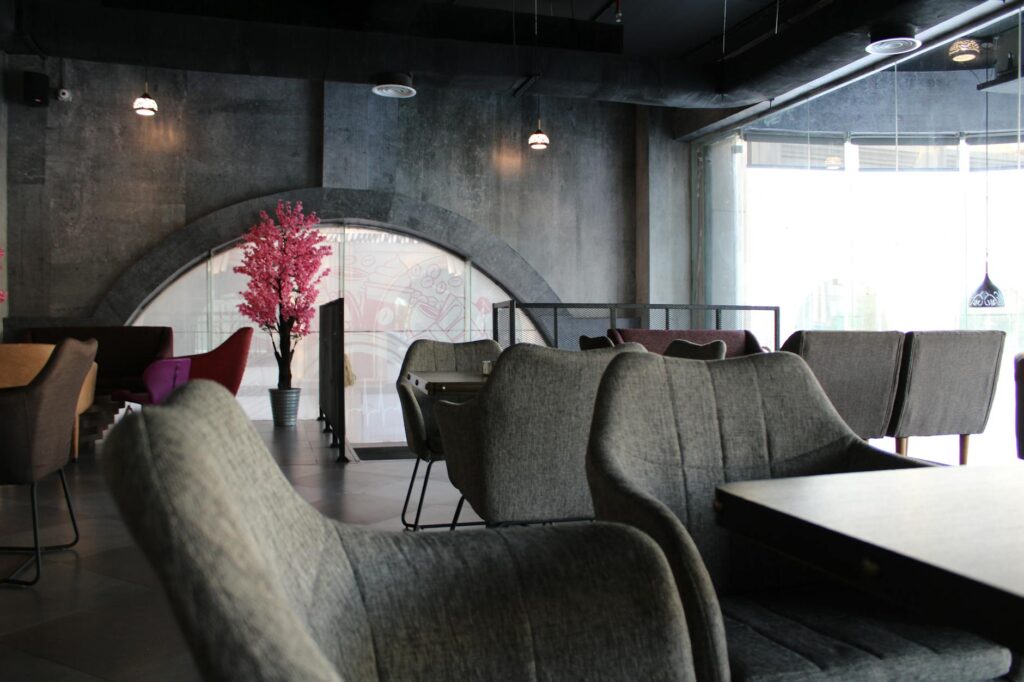 A cozy lounge setting with comfortable seating and ambient lighting, perfect for relaxed conversations. — Las Vegas nigh…