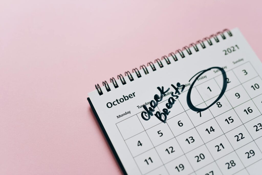 A graphic showing a calendar with marked days for off-peak ticket discounts — discount show tickets Las Vegas