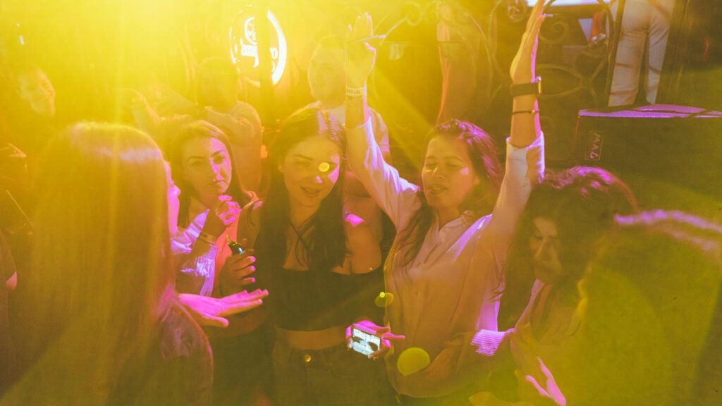 A group of friends celebrating at a cheap club in Vegas, highlighting the fun atmosphere. — Las Vegas nightlife budget tips