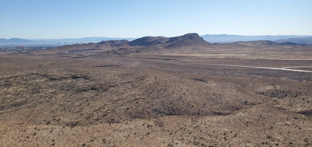 A scenic desert landscape surrounding Las Vegas, highlighting the unique climate. — best time to visit Las Vegas