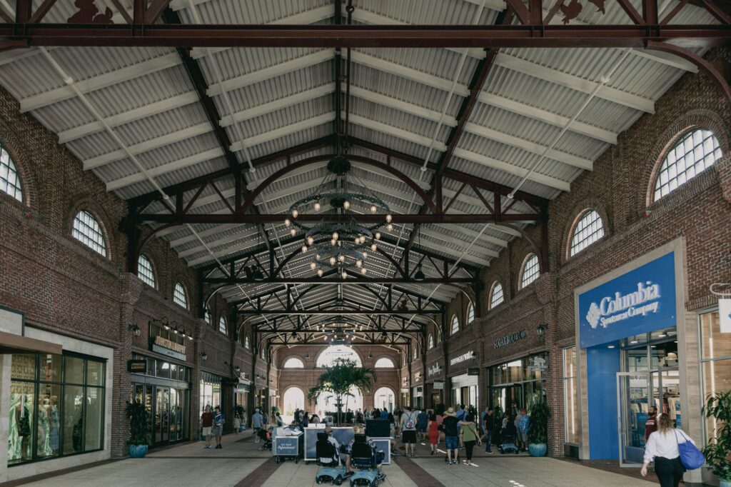 A bustling shopping scene at an outlet mall, showcasing the variety of stores and shoppers. — 5 days in las vegas