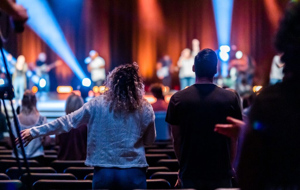 A couple watching a live show, capturing the vibrant entertainment scene of Las Vegas. — romantic las vegas