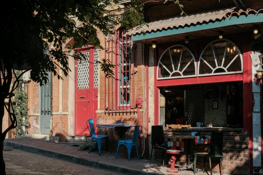 A quaint cafe in Boulder City, highlighting the charm of this hidden gem. — Las Vegas neighborhoods guide