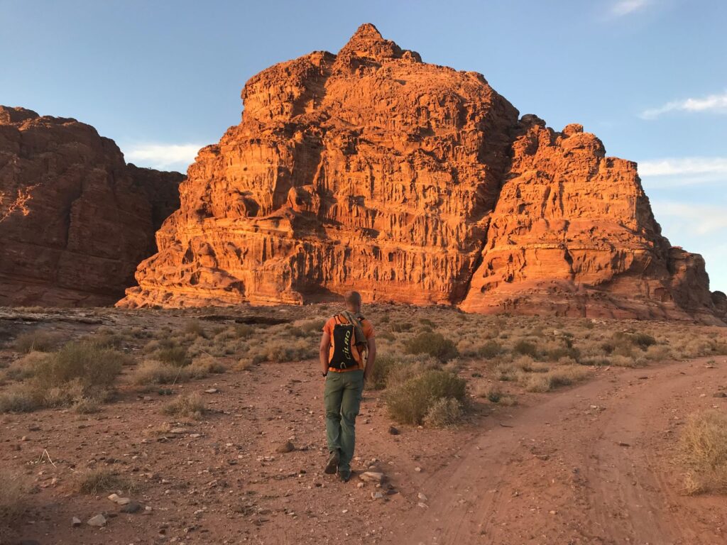 A scenic hiking trail in Red Rock Canyon, ideal for solo adventurers looking for outdoor activities. — solo travel las v…