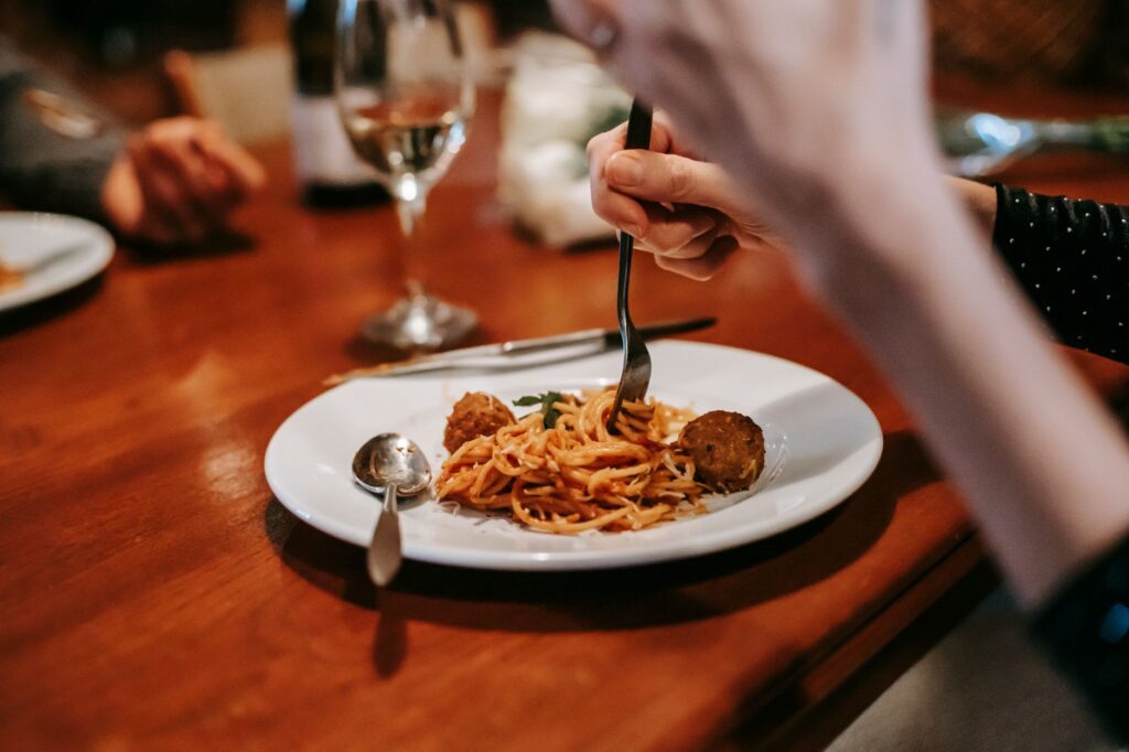 A solo traveler enjoying a meal at a popular Las Vegas restaurant, highlighting the dining experience. — solo travel Las…