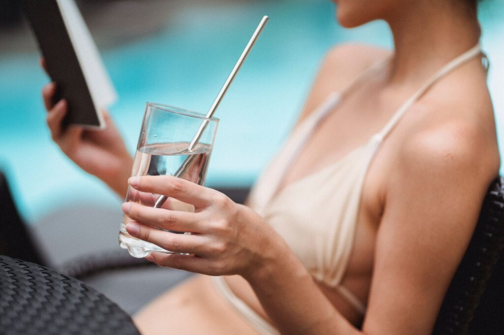 A tourist enjoying a refreshing drink by the pool during summer — las vegas weather
