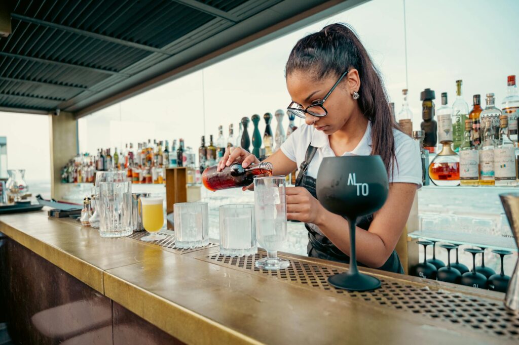 A trendy rooftop bar with cocktails in hand, offering a stunning view of the city skyline. — Las Vegas nightlife