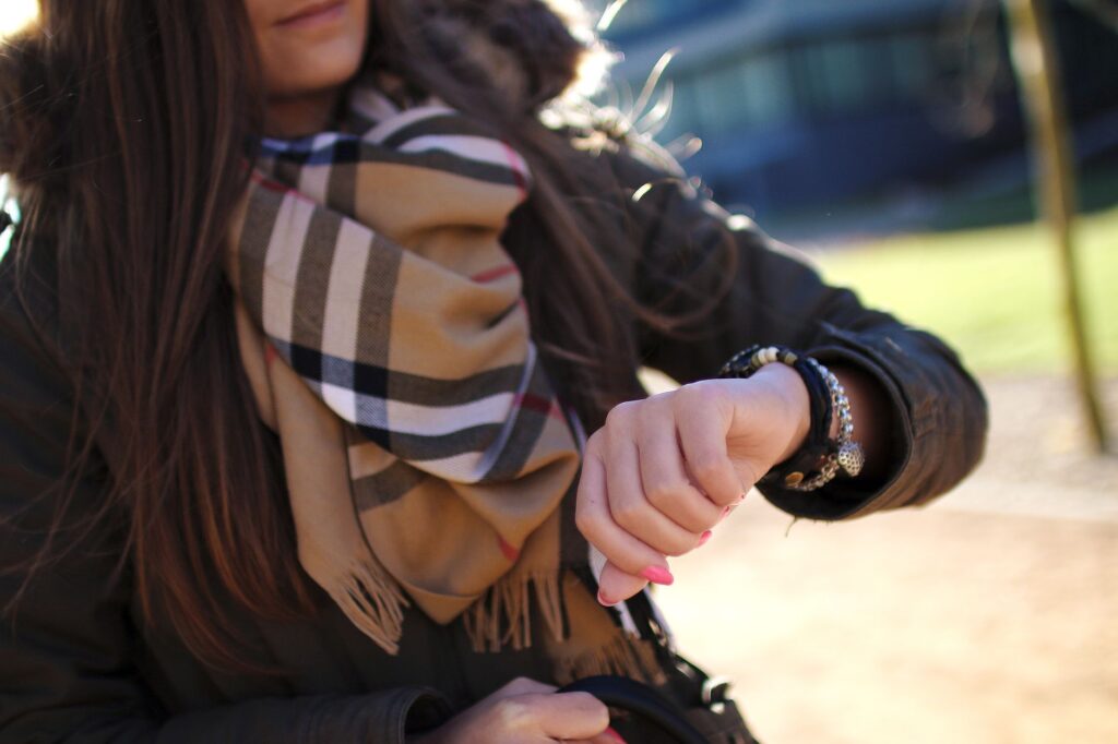 A winter outfit suitable for Las Vegas, featuring layers and accessories for cooler evenings. — what to wear in Las Vegas