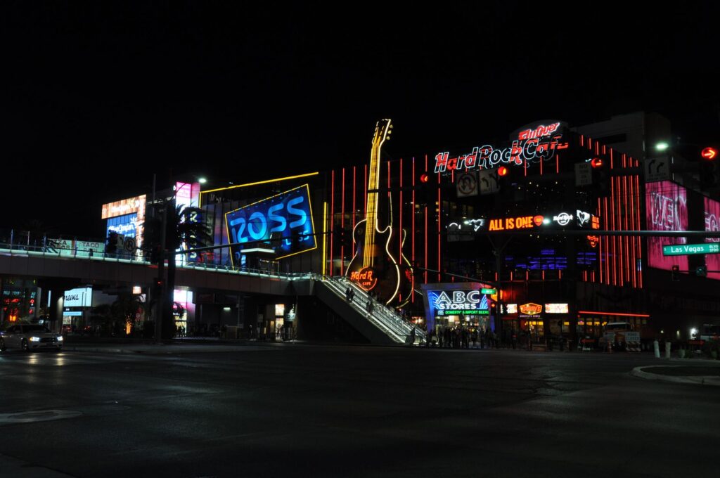 An infographic of a Las Vegas map highlighting main attractions and walking distances. — las vegas travel mistakes