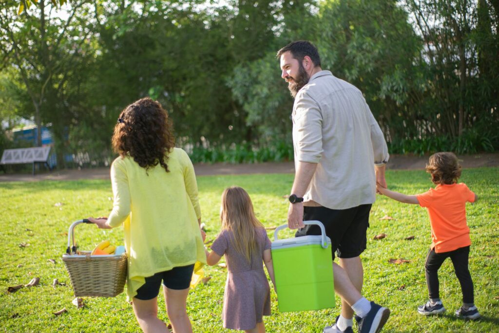 Children playing in a park with their parents enjoying a picnic in Las Vegas. — family activities Las Vegas
