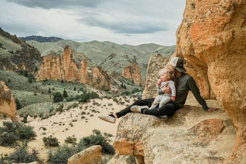 Parents and kids hiking together in Red Rock Canyon, surrounded by stunning natural landscapes. — family activities in L…
