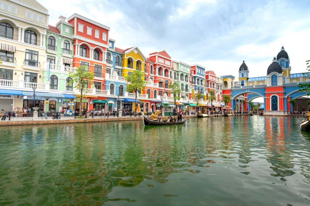 A picturesque canal scene at the Grand Canal Shoppes, with gondola rides. — las vegas shopping malls