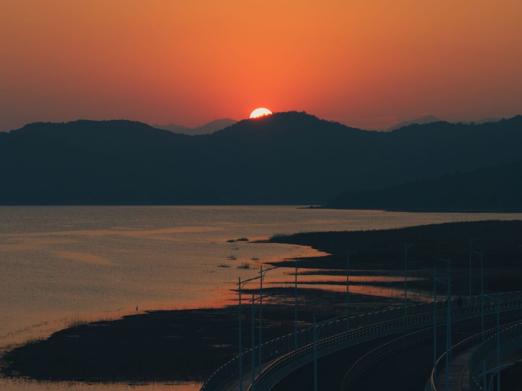A picturesque view of Lake Mead with the sun setting over the water. — scenic drives las vegas