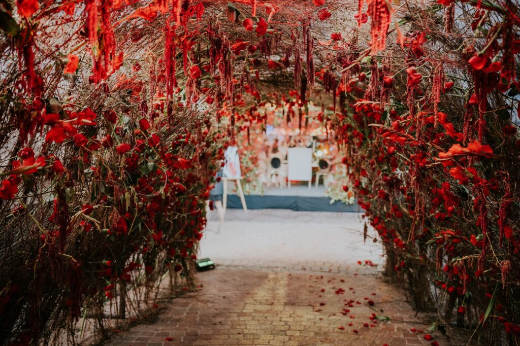 A serene hidden garden in Las Vegas, filled with vibrant flowers and local art installations. — hidden gems in Las Vegas