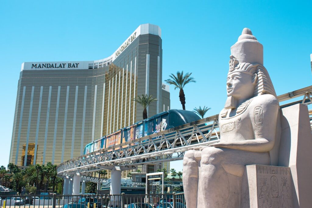 An image of the Las Vegas monorail station with passengers. — las vegas transport