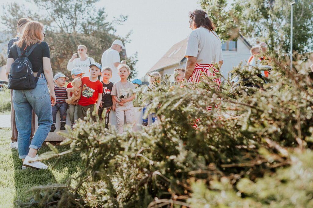 Parents and kids participating in a fun outdoor activity in Las Vegas. — family activities Las Vegas summer 2026