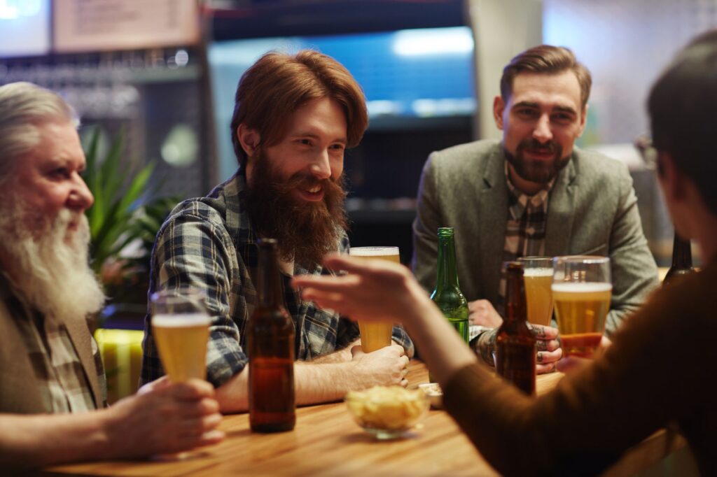 People enjoying a happy hour special at a budget-friendly bar in Vegas. — Las Vegas nightlife on a budget