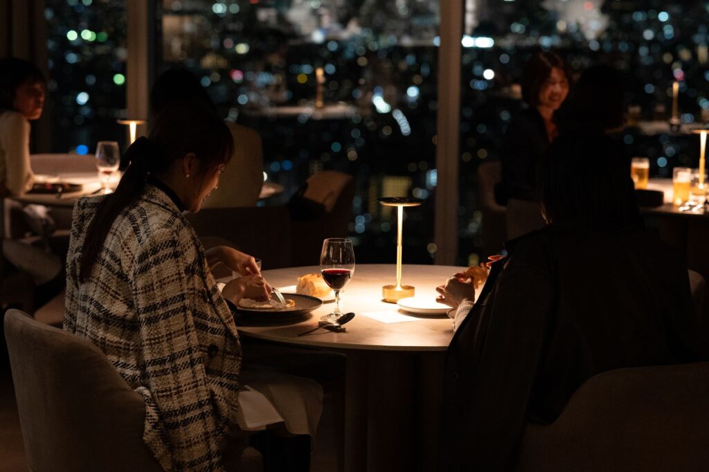A bustling scene inside a popular new restaurant, highlighting diners enjoying their meals and the ambiance. — new resta…