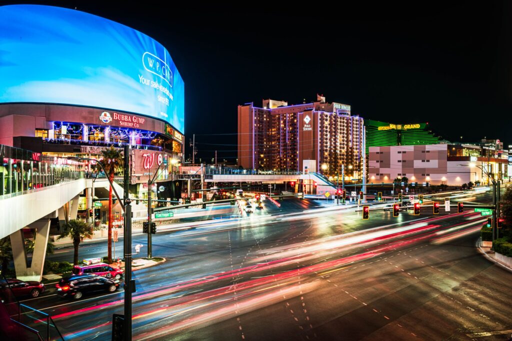 A collage of popular attractions in Las Vegas that can be enjoyed for free. — budget hotels in Las Vegas