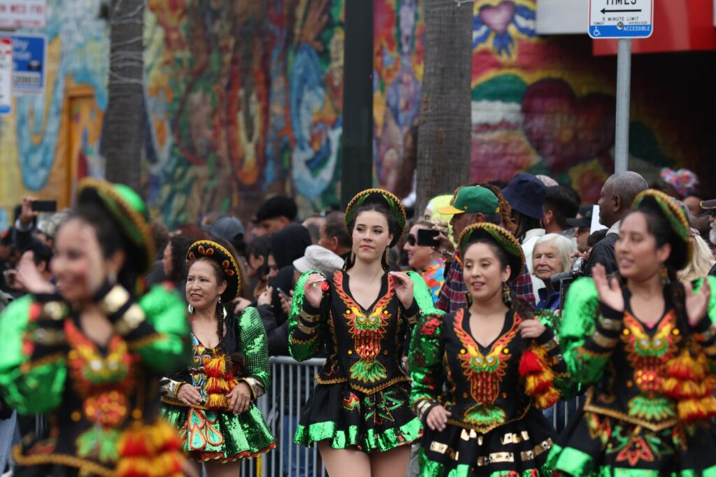 A colorful street performance in Las Vegas, showcasing free entertainment options. — Las Vegas nightlife budget