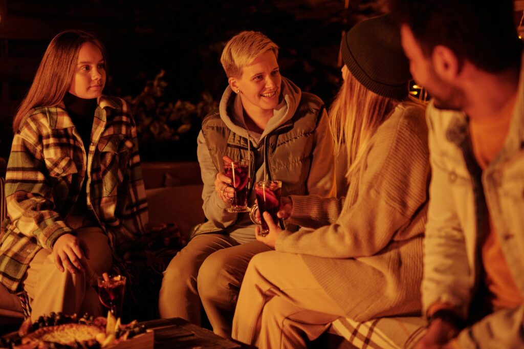 A cozy lounge setting with friends enjoying drinks and conversation. — Vegas nightlife