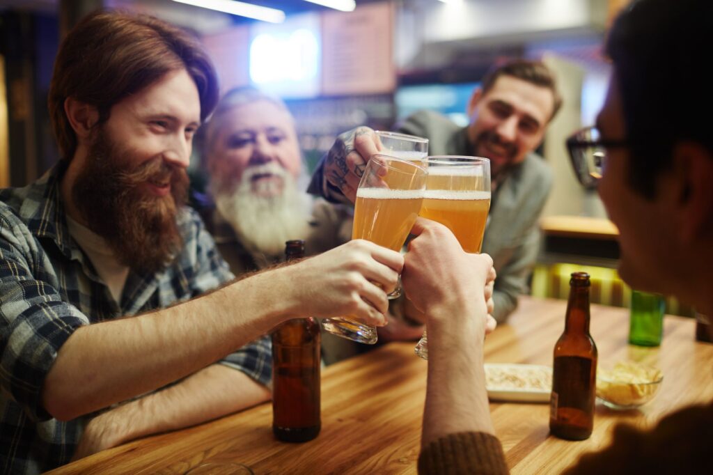 A group of friends enjoying drinks at a budget-friendly bar in Las Vegas. — Vegas nightlife budget tips