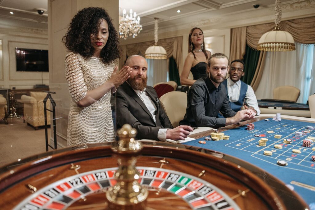 A happy gambler receiving a cocktail at a gaming table — free drinks in Las Vegas casinos