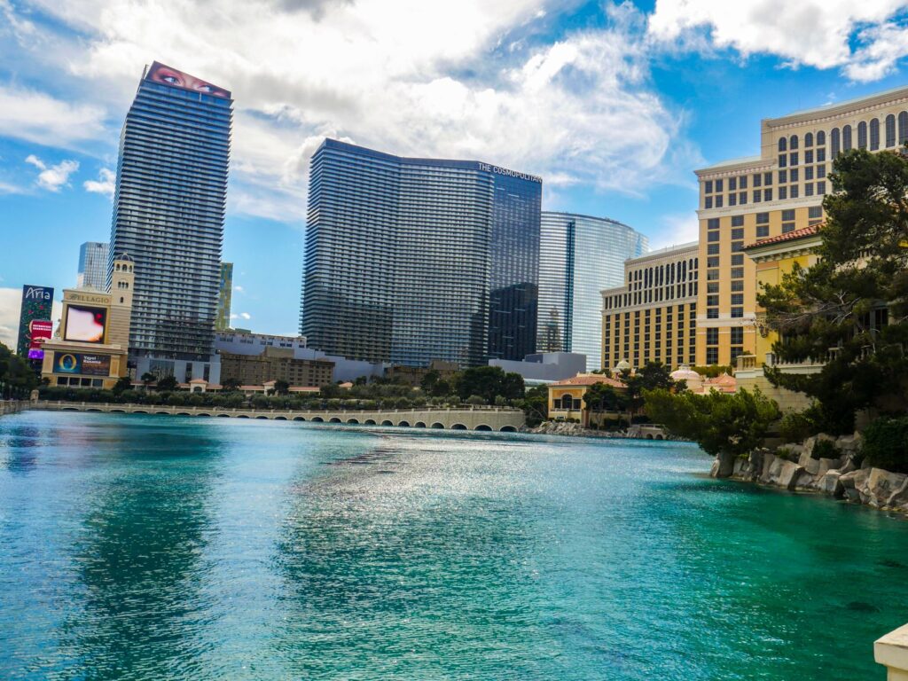 A serene Las Vegas scene in fall with colorful foliage and mild temperatures. — best time to visit Las Vegas