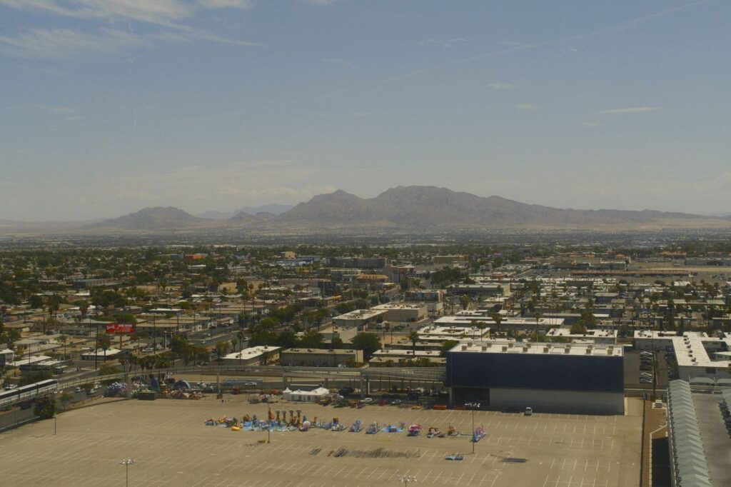 A serene view of a public park in Las Vegas, highlighting green spaces that offer a break from the busy city. — free act…