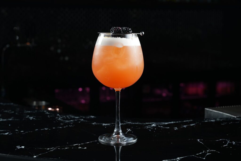 A stylish cocktail served at one of the trendy Las Vegas bars, emphasizing the mixology scene. — Las Vegas nightlife guide