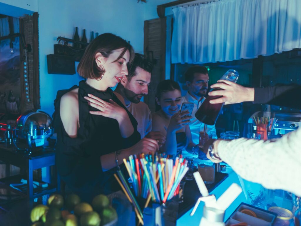 A vibrant outdoor bar scene in Las Vegas with people enjoying drinks and live music. — Las Vegas nightlife guide