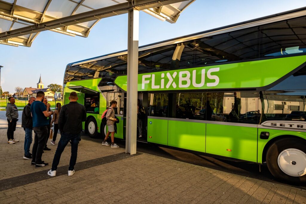 An image of the Deuce bus with tourists boarding. — transportation in Las Vegas