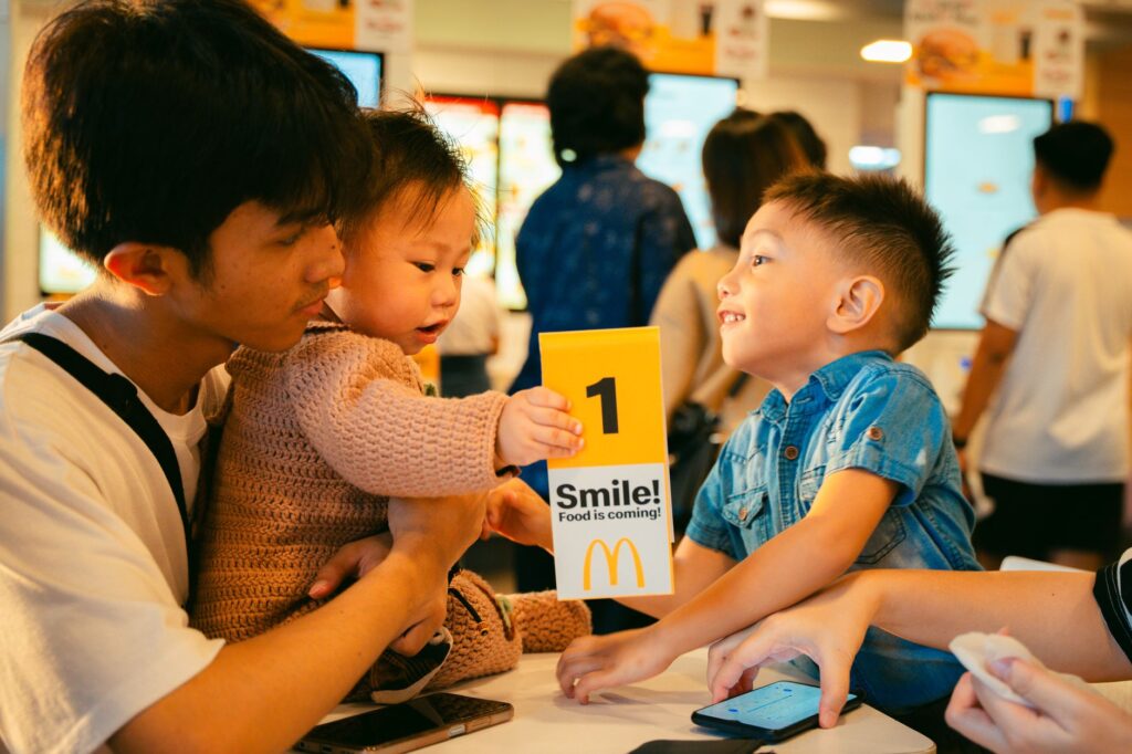 Families dining at a kid-friendly restaurant, featuring a vibrant atmosphere and diverse menu options. — family activiti…