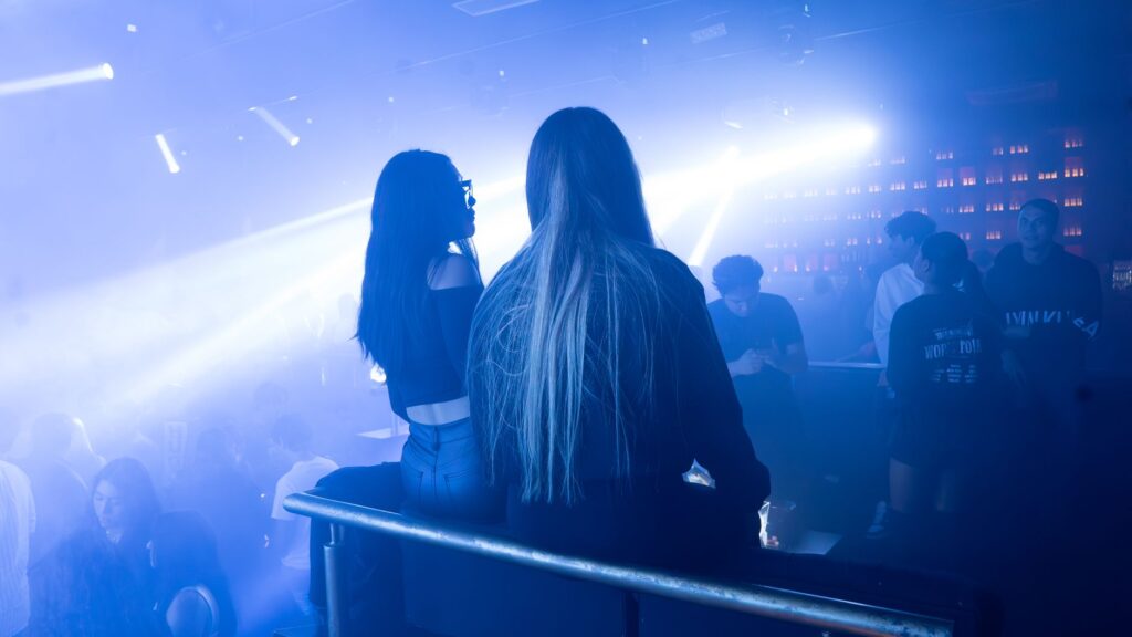 People enjoying a night out in a popular Vegas nightclub lounge. — Las Vegas nightclubs guide