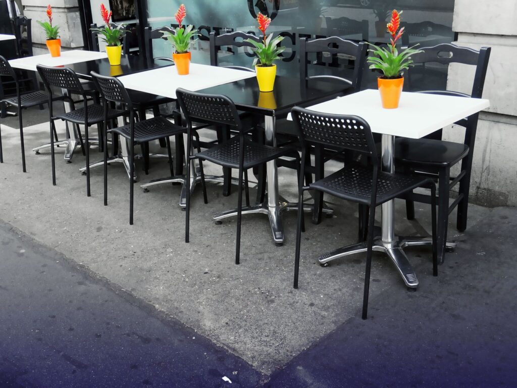 An outdoor patio scene with diners enjoying affordable meals at a casual dining spot in Las Vegas. — affordable dining L…