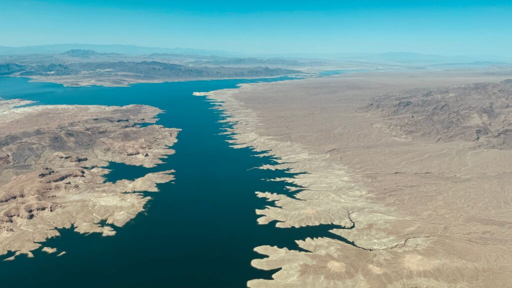 Families enjoying a picnic at Lake Mead surrounded by scenic views of the water and mountains. — Las Vegas day trips