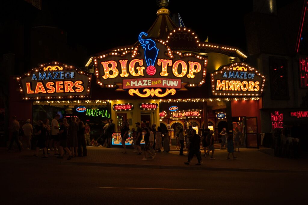 Families relaxing at a park, showcasing the outdoor activities available in Las Vegas. — family activities Las Vegas