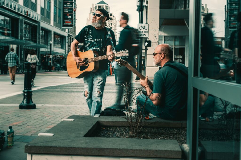 Street performers in the Arts District entertaining passersby. — free attractions Las Vegas